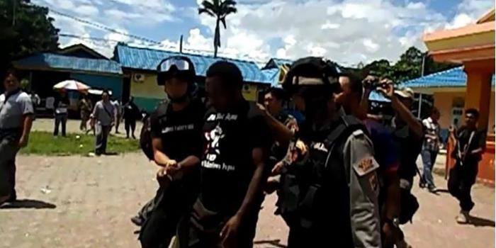 West Papuan journalist John Kuayo arrested by Indonesian police for wearing a “Free West Papua” t-shirt